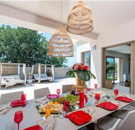 4 bedroom villa with indoor and outdoor pools in Galižana, Istria, sleeps up to 8